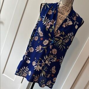 💜3/$12💜 Katherine Barclay Blue Floral Tunic Top